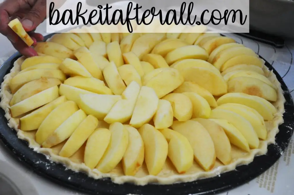 pie crush with apples slices arranged on top