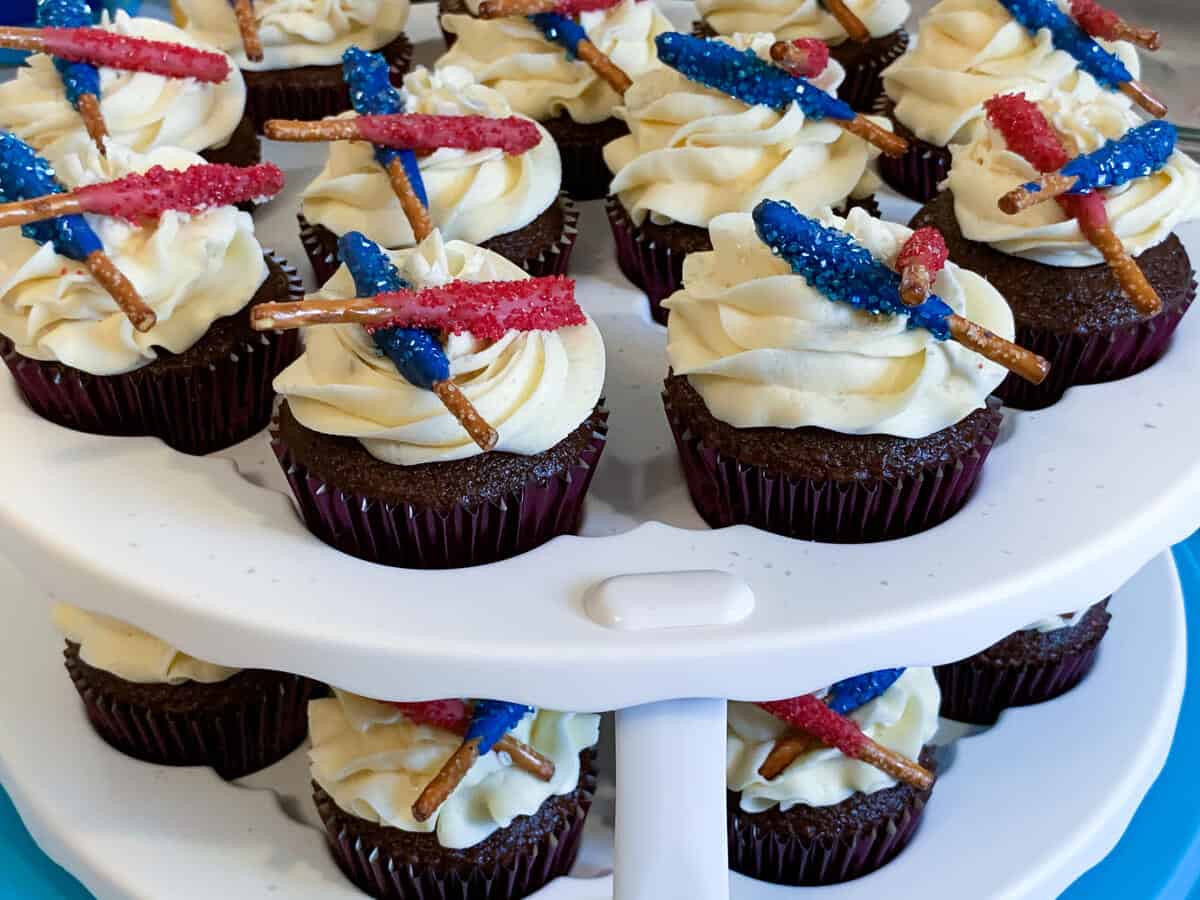 star wars cupcakes with light saber pretzel sticks on top