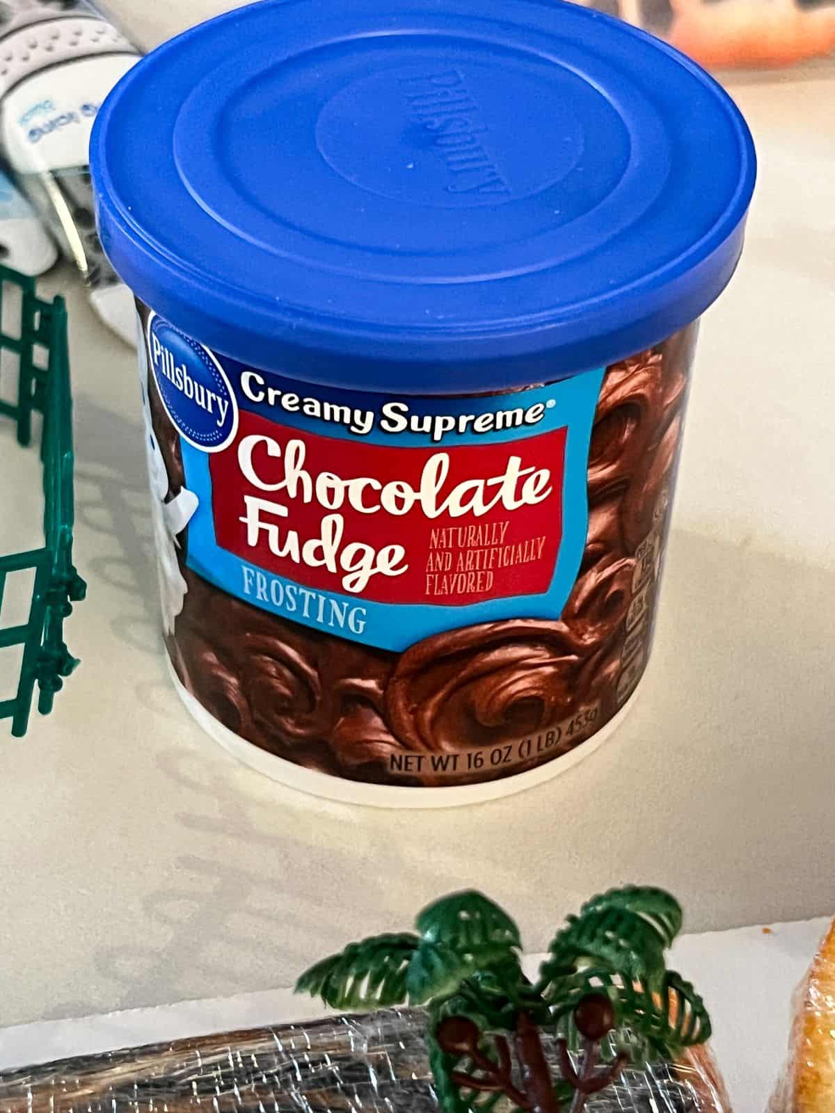 a can of chocolate fudge frosting
