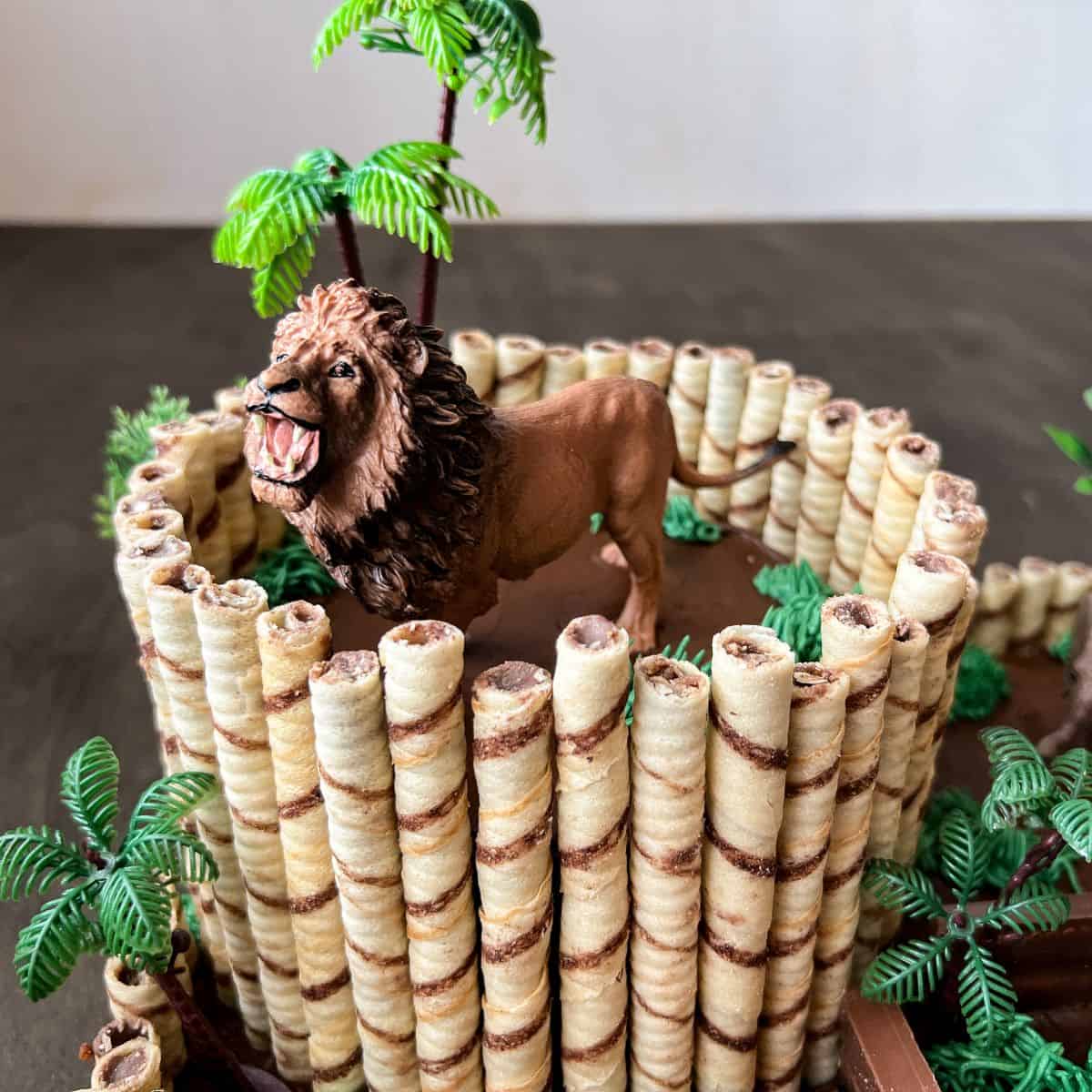 the lion exhibit of a zoo cake