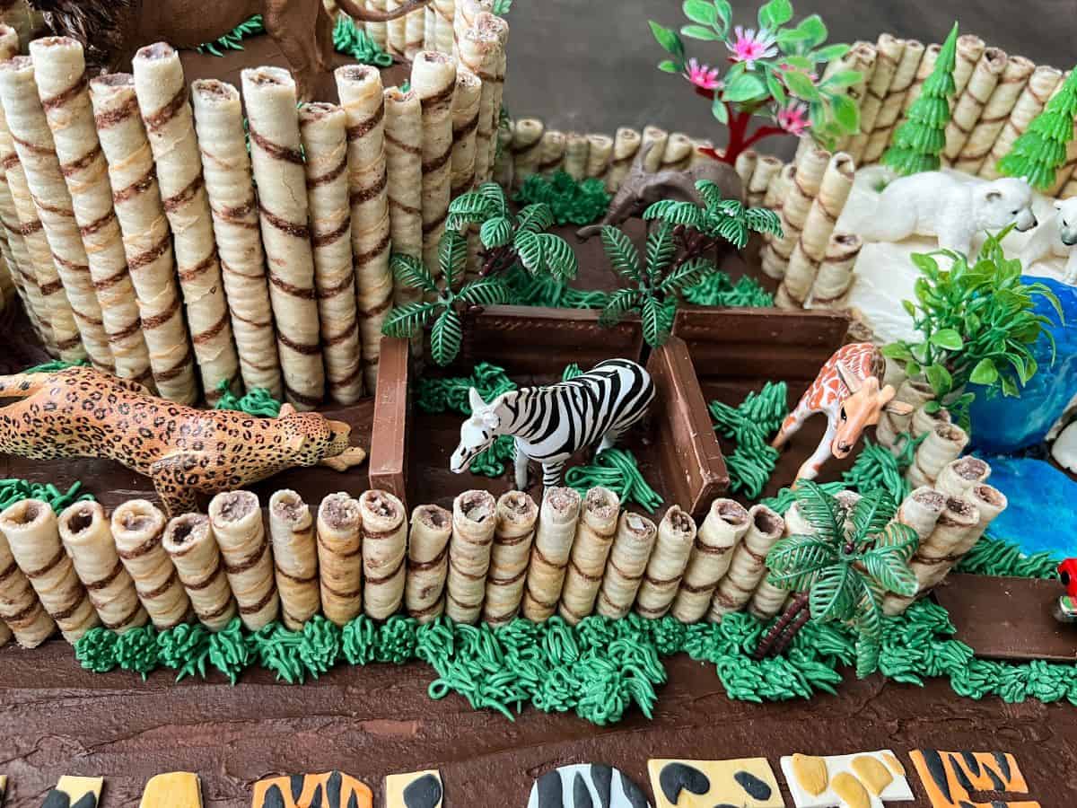 the zebra and giraffe exhibits of the zoo cake
