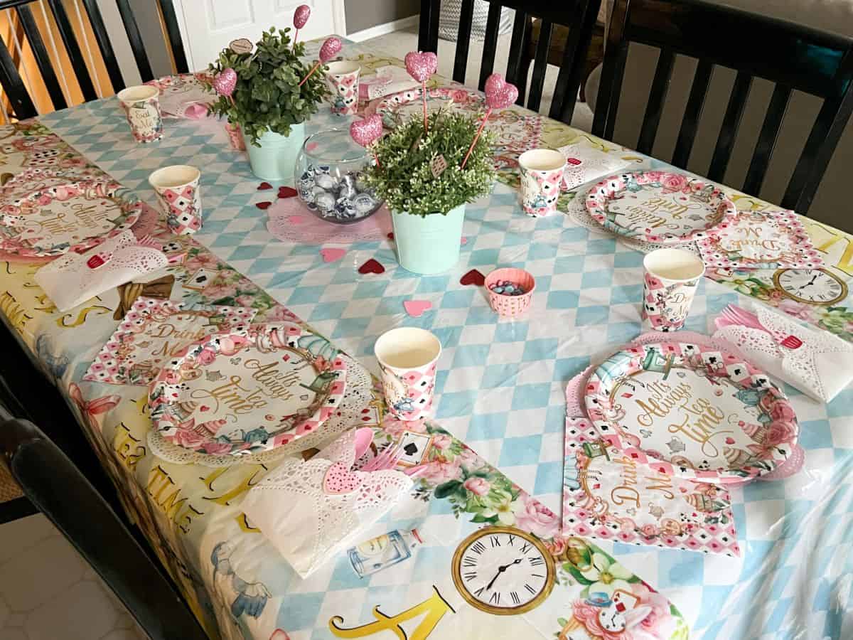 a kids' table set up for an Alice in Wonderland party