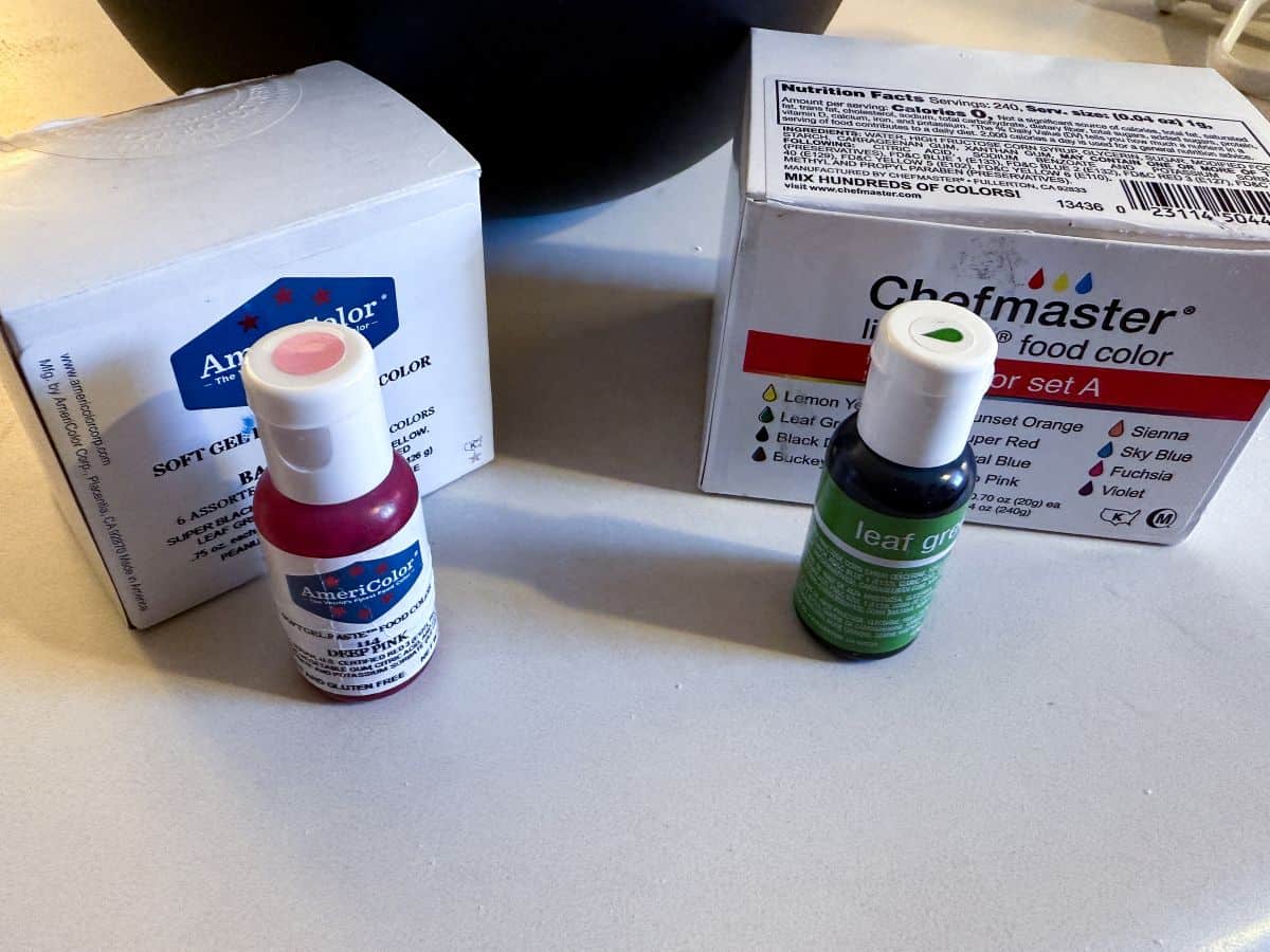 pink food coloring gel and green food coloring gel in front of the boxes of gels they came in
