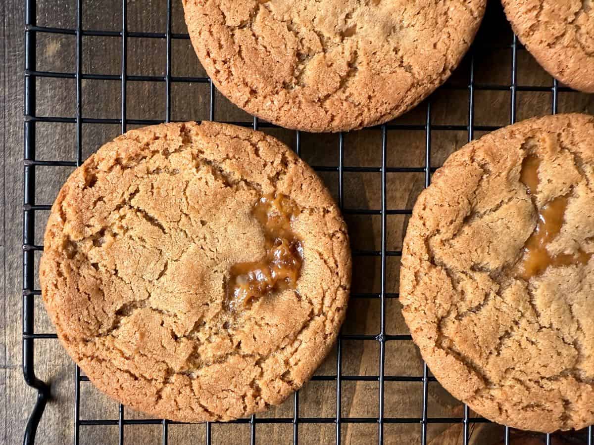 caramel browned butter cookies cooling on a wire rack
