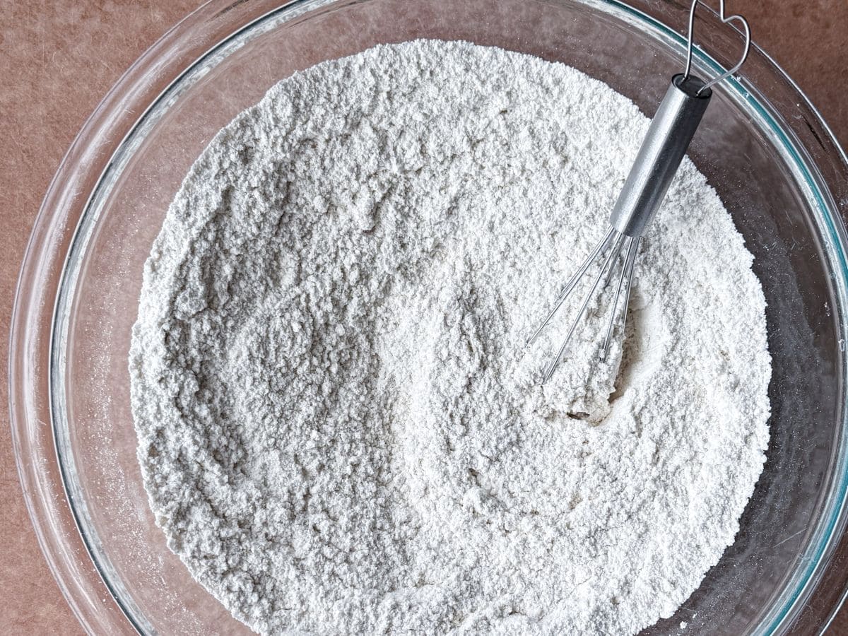 oat flour and powdered sugar mixed together in a glass bowl
