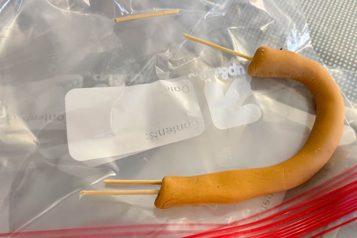 a gold colored fondant handle with wooden skewers in each end