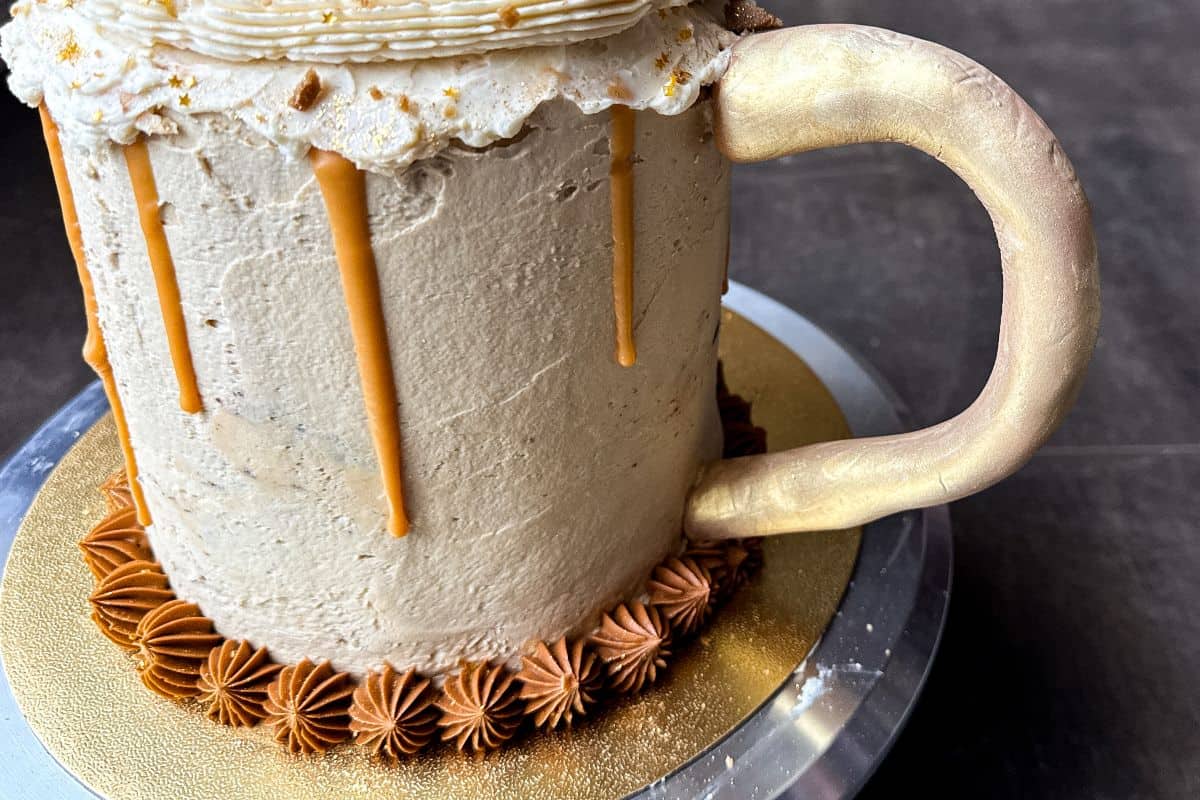 a Butterbeer Cake with a gold metallic fondant handle