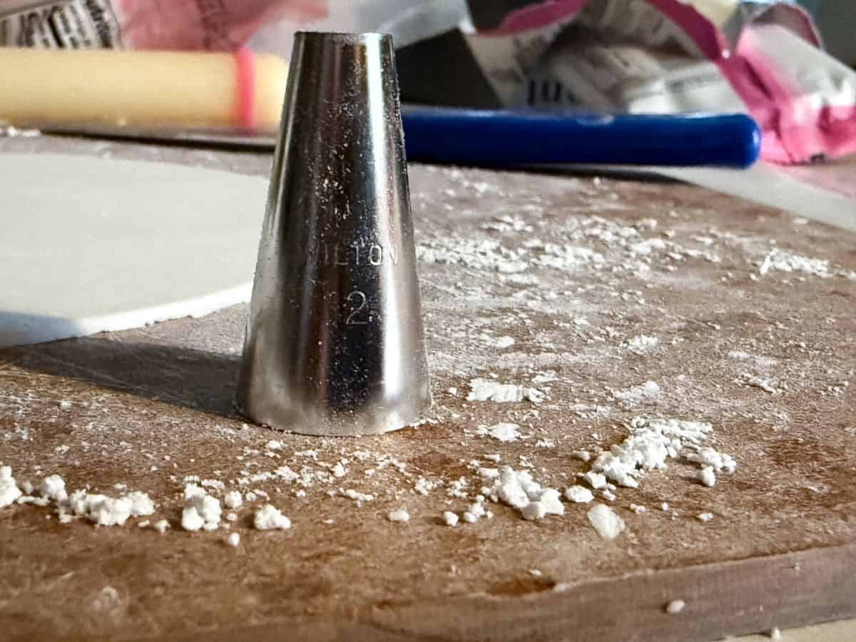 a close up of a round metal piping tip 